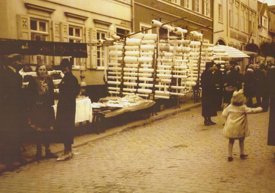 flecken_marktstaende_in_der_roemerstrasse_um_1930.jpg