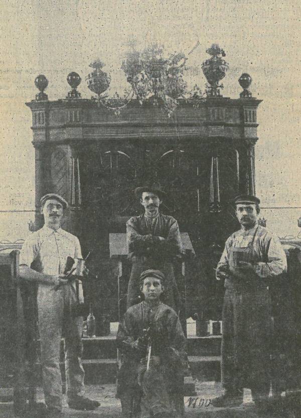Nach Fertigstellung der Bauarbeiten an der neuen Synagoge in Nastätten ließen sich diese Handwerker aus der Stadt vor dem Altar fotografieren
